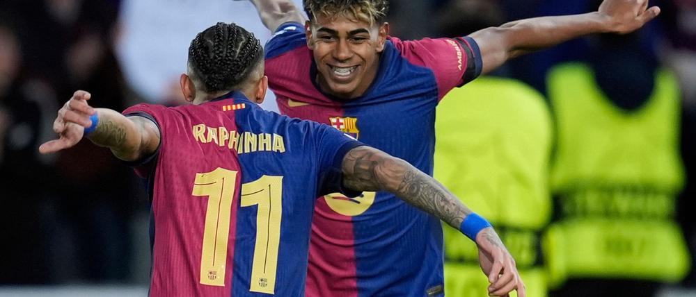 Raphinha und Lamine Yamal (rechts) jubeln über das Führungstor für Barcelona
