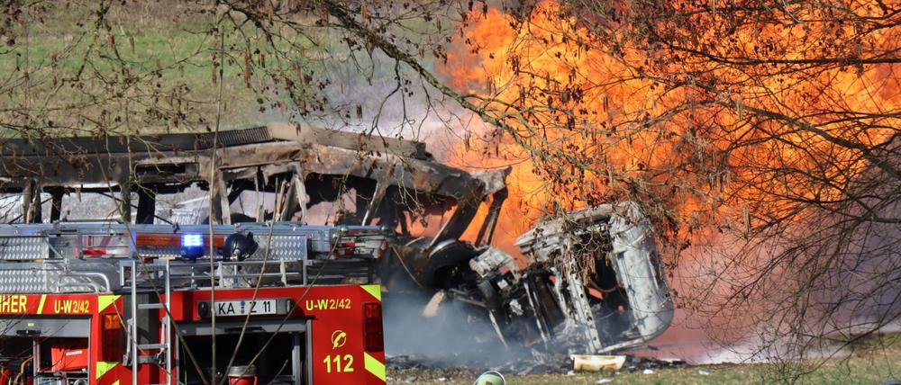 Ein Tanklaster und eine Stadtbahn stehen nach einer Kollision in Flammen.