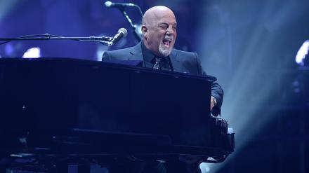 Der „Piano Man“ Billy Joel muss seine laufende Tournee aus gesundheitlichen Gründen unterbrechen (Archivfoto)