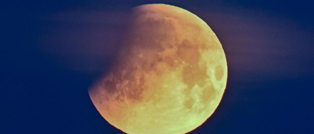 Durch den Erdschatten verdunkelt sich der Mond. (Archivbild)