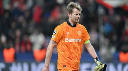 Bayer Leverkusens Torhüter Lukas Hradecky sieht sein Team auf dem Weg zum Niveau von Bayern München
