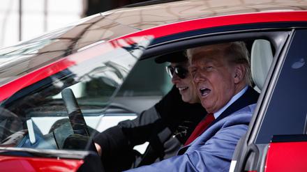 US-Präsident Donald Trump sitzt in einem Tesla Model S mit Elon Musk.