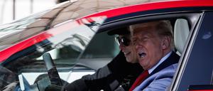 US-Präsident Donald Trump sitzt in einem Tesla Model S mit Elon Musk.