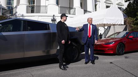 US-Präsident Donald Trump steht mit Elon Musk im März an Tesla-Wagen vor dem Weißen Haus