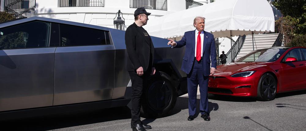 US-Präsident Donald Trump steht mit Elon Musk im März an Tesla-Wagen vor dem Weißen Haus