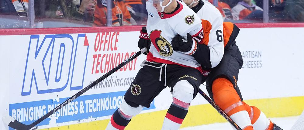 Tim Stützle (l) leitete das 1:0 für Ottawa gegen Philadelphia ein.