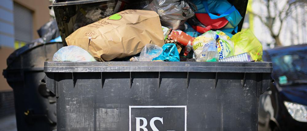 Volle Tonne: Beschäftigte der BSR sind wieder zum Warnstreik aufgerufen. (Symbolbild)