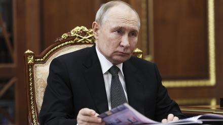 10.03.2025, Russland, Moskau: Der russische Präsident Wladimir Putin spricht mit Makhonin, Gouverneur des Gebiets Perm, während ihres Treffens im Kreml.