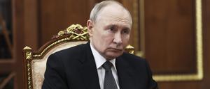 10.03.2025, Russland, Moskau: Der russische Präsident Wladimir Putin spricht mit Makhonin, Gouverneur des Gebiets Perm, während ihres Treffens im Kreml.