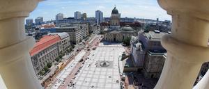 ARCHIV - 18.07.2024, Berlin: Die von Konzerthaus (r), Deutscher Dom (M) und der wegen der Baumaßnahmen gesperrten Markgrafenstrasse (l) eingerahmte Baustelle Gendarmenmarkt, aufgenommen von der Aussichtsplattform des Französischen Dom (Fisheye). Der historische Platz in der Berliner Mitte bekommt im Rahmen einer energetischen Sanierung und Modernisierung auch ein neues Natursteinpflaster, das sich an der vorigen Pflasterung orientieren soll. (zu dpa: «Gendarmenmarkt in Berlin öffnet nach Sanierung wieder») Foto: Soeren Stache/dpa +++ dpa-Bildfunk +++