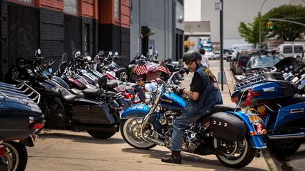 Kunde vor einer Filiale des US-Motorradherstellers Harley-Davidson in New York City.