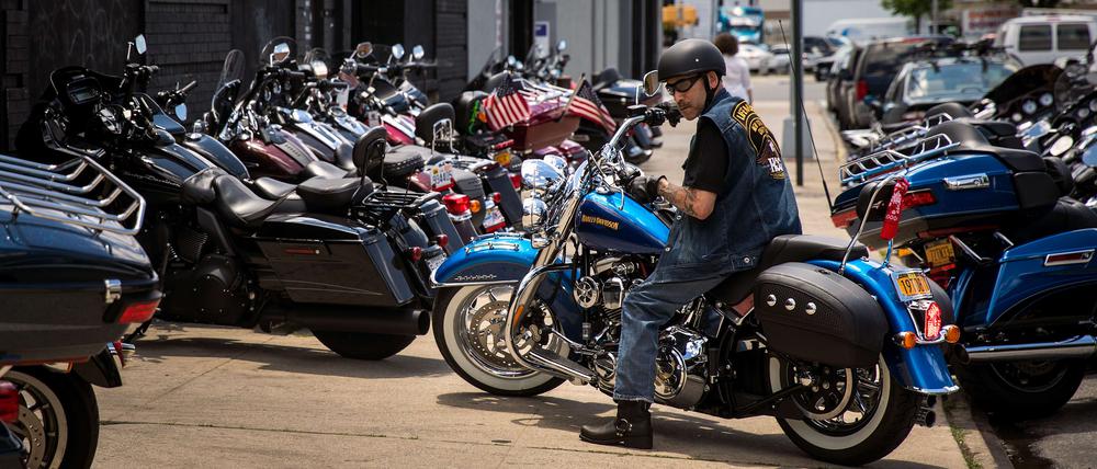 Kunde vor einer Filiale des US-Motorradherstellers Harley-Davidson in New York City.