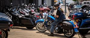 Kunde vor einer Filiale des US-Motorradherstellers Harley-Davidson in New York City.