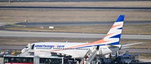 Passagiere steigen aus einem Flugzeug, in dem Menschen aus Afghanistan sitzen, die eine Aufnahmezusage haben, am Flughafen Berlin Brandenburg aus.