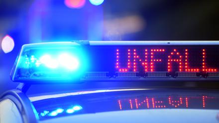 Ein Polizeifahrzeug warnt mit einer Leuchtschrift vor einer Unfallstelle. 