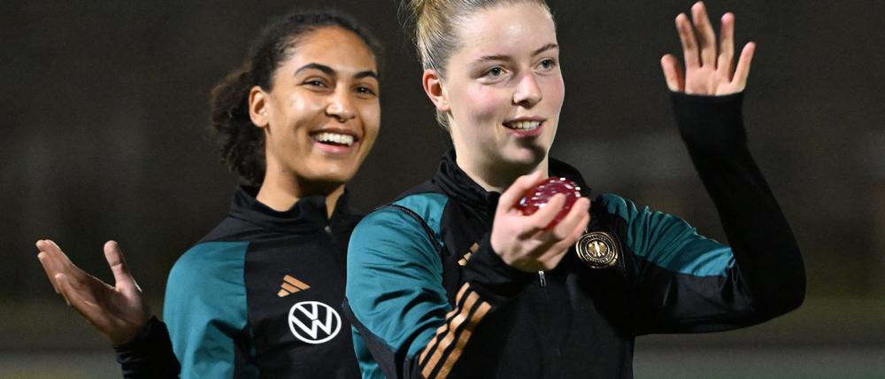 Nationalspielerin Alara Sehitler (r) bleibt beim FC Bayern.