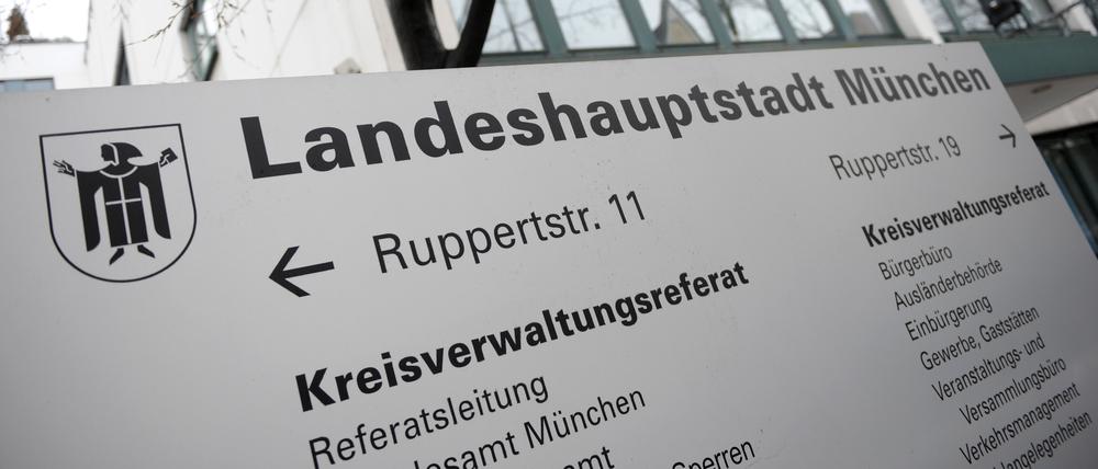 Eine Hinweistafel steht vor dem Kreisverwaltungsreferat in München.