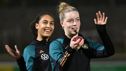 Die Mittelefeldspielerin Alara Sehitler (r.) gilt als großes Talent.  
