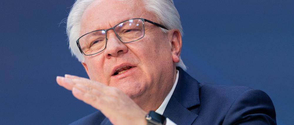 Rheinmetall-Chef Armin Papperger deutet es an: Es geht aufwärts mit dem Unternehmen.