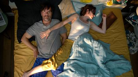 ARD Degeto ES IST NUR EINE PHASE, HASE, am Samstag (15.03.25) um 21:45 Uhr und um 03:40 Uhr im ERSTEN. Bei Paul (Christoph Maria Herbst, li.) und Emilia (Christiane Paul) kriselt es. © Degeto/Majestic Filmproduktion, honorarfrei - Verwendung gemäß der AGB im engen inhaltlichen, redaktionellen Zusammenhang mit genannter Degeto-Sendung und bei Nennung "Bild: Degeto/Majestic Filmproduktion" (S2+). ARD Degeto/Programmplanung und Presse, Tel: 069/1509-335, degeto-presse@degeto.de