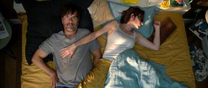 ARD Degeto ES IST NUR EINE PHASE, HASE, am Samstag (15.03.25) um 21:45 Uhr und um 03:40 Uhr im ERSTEN. Bei Paul (Christoph Maria Herbst, li.) und Emilia (Christiane Paul) kriselt es. © Degeto/Majestic Filmproduktion, honorarfrei - Verwendung gemäß der AGB im engen inhaltlichen, redaktionellen Zusammenhang mit genannter Degeto-Sendung und bei Nennung "Bild: Degeto/Majestic Filmproduktion" (S2+). ARD Degeto/Programmplanung und Presse, Tel: 069/1509-335, degeto-presse@degeto.de