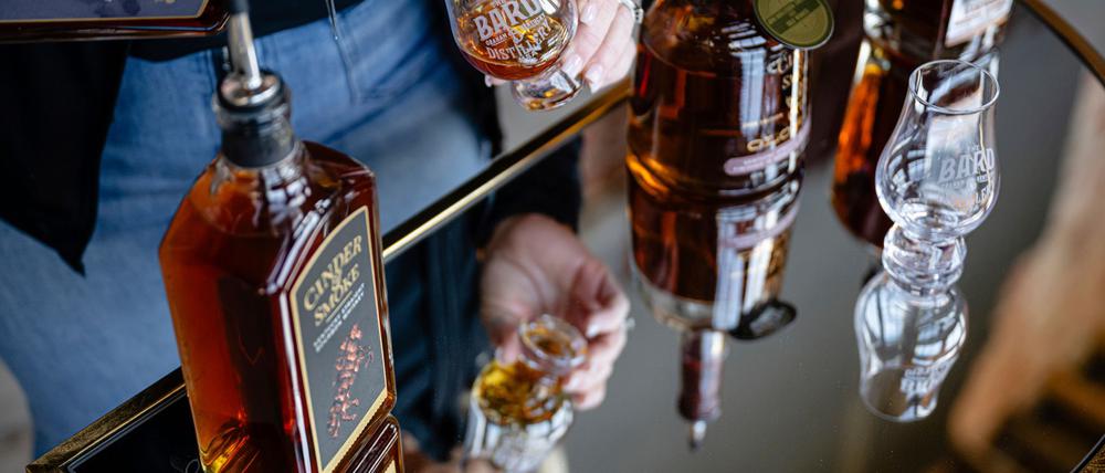Whiskey aus den USA könnte in Deutschland bald teurer werden.
