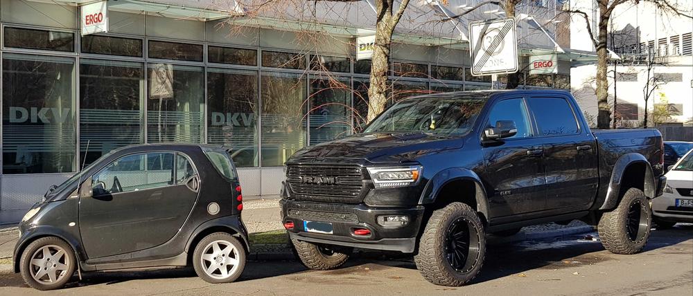 Ein Dodge Ram parkt in Berlin. Er ist der häufigste US-Pickup in Deutschland.