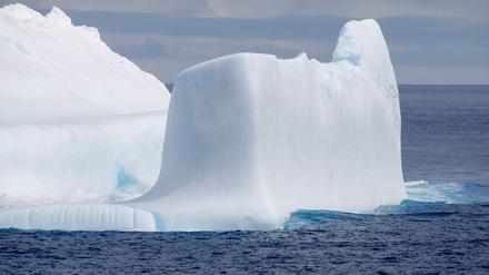 ARCHIV - 06.12.2019, ---, Antarktischer Ozean: Das Foto, das vom japanischen Forschungsschiff "Shirase" während der 61. Antarktis-Expedition gemacht wurde, zeigt einen Eisberg im Antarktischen Ozean. (zu dpa: «Meereis-Bedeckung fällt auf Allzeit-Minimum») Foto: ---/Kyodo/dpa +++ dpa-Bildfunk +++