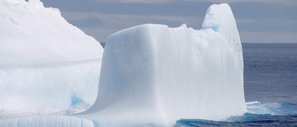 ARCHIV - 06.12.2019, ---, Antarktischer Ozean: Das Foto, das vom japanischen Forschungsschiff "Shirase" während der 61. Antarktis-Expedition gemacht wurde, zeigt einen Eisberg im Antarktischen Ozean.  (zu dpa: «Meereis-Bedeckung fällt auf Allzeit-Minimum») Foto: ---/Kyodo/dpa +++ dpa-Bildfunk +++