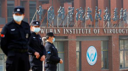 Sicherheitsleute vor dem Wuhan Institute of Virology im chinesischen Wuhan während der Pandemie 2021.