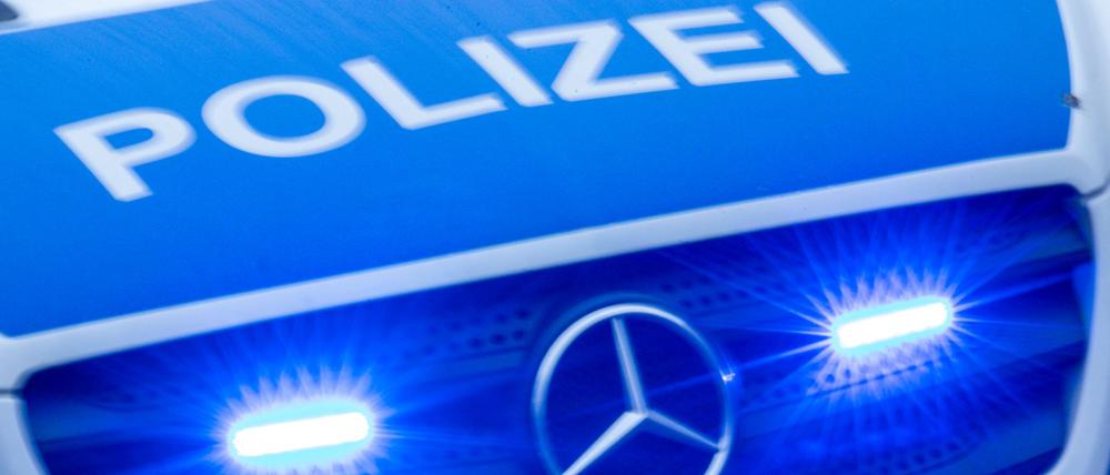 Ein Amokalarm an einer Schule in Berlin löst einen Polizeieinsatz aus, eine Gefahr wird nicht festgestellt. (Symbolbild)