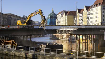 Die Mühlendammbrücke über die Spree in Berlin wird zurzeit abgerissen und muss neu gebaut werden.