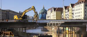 Die Mühlendammbrücke über die Spree in Berlin wird zurzeit abgerissen und muss neu gebaut werden.