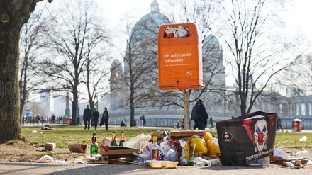 09.03.2025, Berlin: Mengen an Müll liegen im touristischen Zentrum Berlins in Sichtweite des Doms neben einem öffentlichen Mülleimer. Wie in der vegangenen Woche ist die Berliner Stadtreinigung in der kommenden Woche an mehreren Tagen wieder im Warnstreik. Davon ist auch die Müllabfuhr betroffen. Hintergrund sind die Tarifverhandlungen für den öffentlichen Dienst von Bund und Kommunen. Foto: Jörg Carstensen/dpa +++ dpa-Bildfunk +++