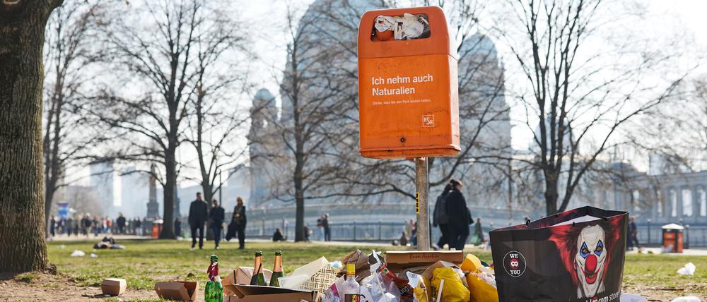 Die Berliner Stadtreinigung ist wieder im Warnstreik. Davon ist auch die Müllabfuhr betroffen.