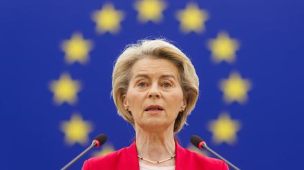 Ursula von der Leyen (CDU), Präsidentin der Europäischen Kommission, steht im Gebäude des Europäischen Parlaments und spricht.