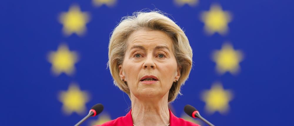Ursula von der Leyen (CDU), Präsidentin der Europäischen Kommission, steht im Gebäude des Europäischen Parlaments und spricht. 