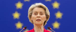 Ursula von der Leyen (CDU), Präsidentin der Europäischen Kommission, steht im Gebäude des Europäischen Parlaments und spricht. 
