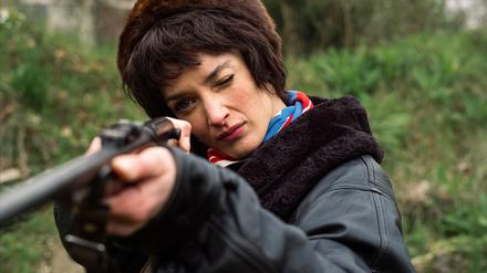 Niki de Saint Phalle (Charlotte Le Bon) schießt Ende der fünfziger Jahre auf ihre mit Farbbeuteln präparierten Bilder.