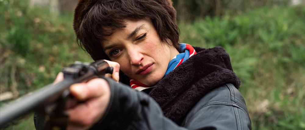 Niki de Saint Phalle (Charlotte Le Bon) schießt Ende der fünfziger Jahre auf ihre mit Farbbeuteln präparierten Bilder.