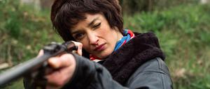 Niki de Saint Phalle (Charlotte Le Bon) schießt Ende der fünfziger Jahre auf ihre mit Farbbeuteln präparierten Bilder.