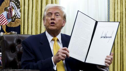 US-Präsident Donald Trump hält eine unterzeichnete Durchführungsverordnung im Oval Office des Weißen Hauses. 