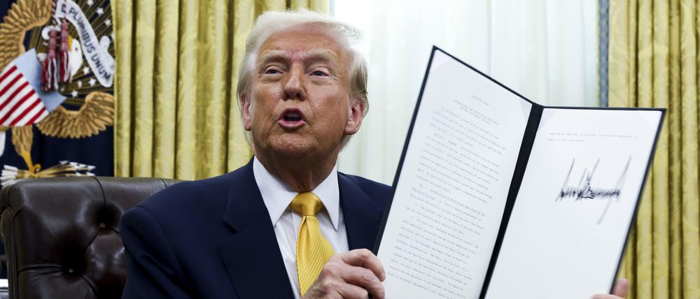 US-Präsident Donald Trump hält eine unterzeichnete Durchführungsverordnung im Oval Office des Weißen Hauses. 
