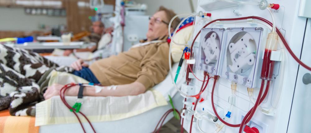 Behandlung in einer Dialysepraxis. Die Fahrt dorthin wird von der Krankenkassen erstattet.