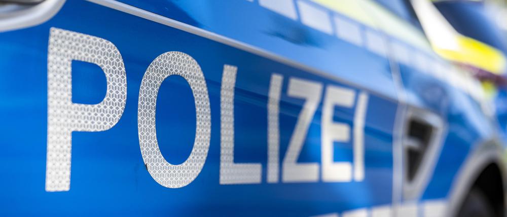 An der Tür von einem Streifenwagen steht der Schriftzug «Polizei». 