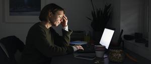 Abends noch mal an den Rechner: Zusatzstress oder Chance?