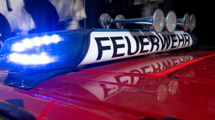Ein Einsatzfahrzeug der Feuerwehr mit eingeschaltetem Blaulicht. (Symbolbild)