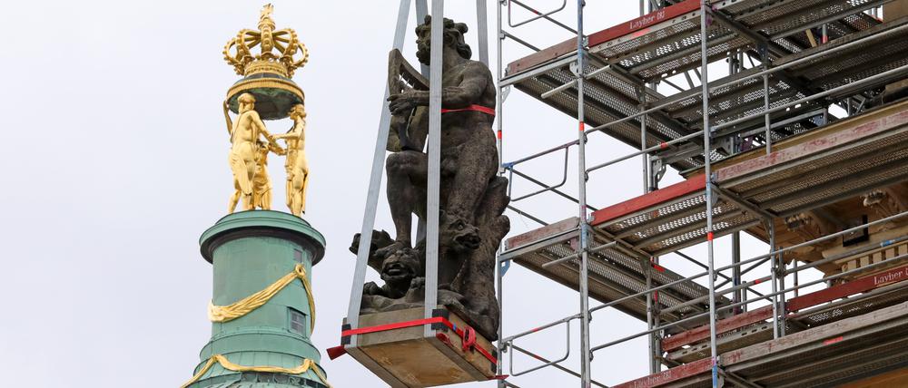 Baustelle Neues Palais Potsdam. Orpheus wird vom Dach genommen.