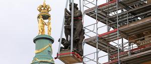 Baustelle Neues Palais Potsdam. Orpheus wird vom Dach genommen.