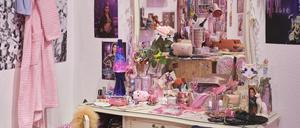 „Teenage Glitter“: Die Hamburger Künstlerin Jenny Schäfer inszeniert ein funkelndes Kinderzimmer mit Accessoires seit den 1970ern.